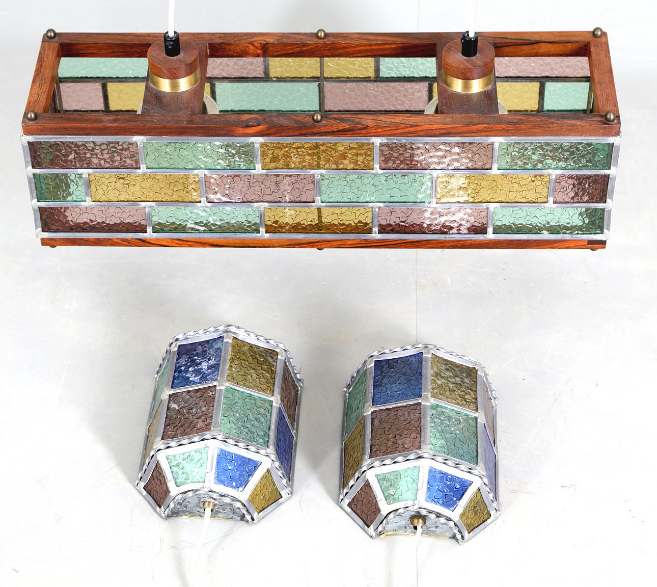 TAKLAMPA samt vägglampetter, trä och glas, 1900-talets mitt.