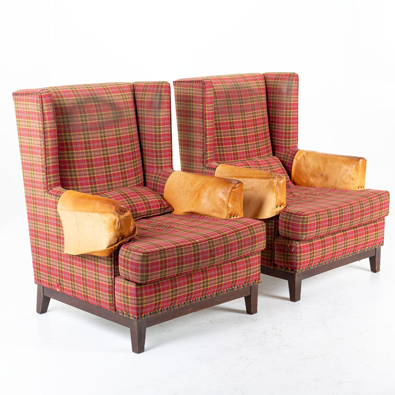 ARMCHAIRS, 1 pair, so called earflap armchairs.