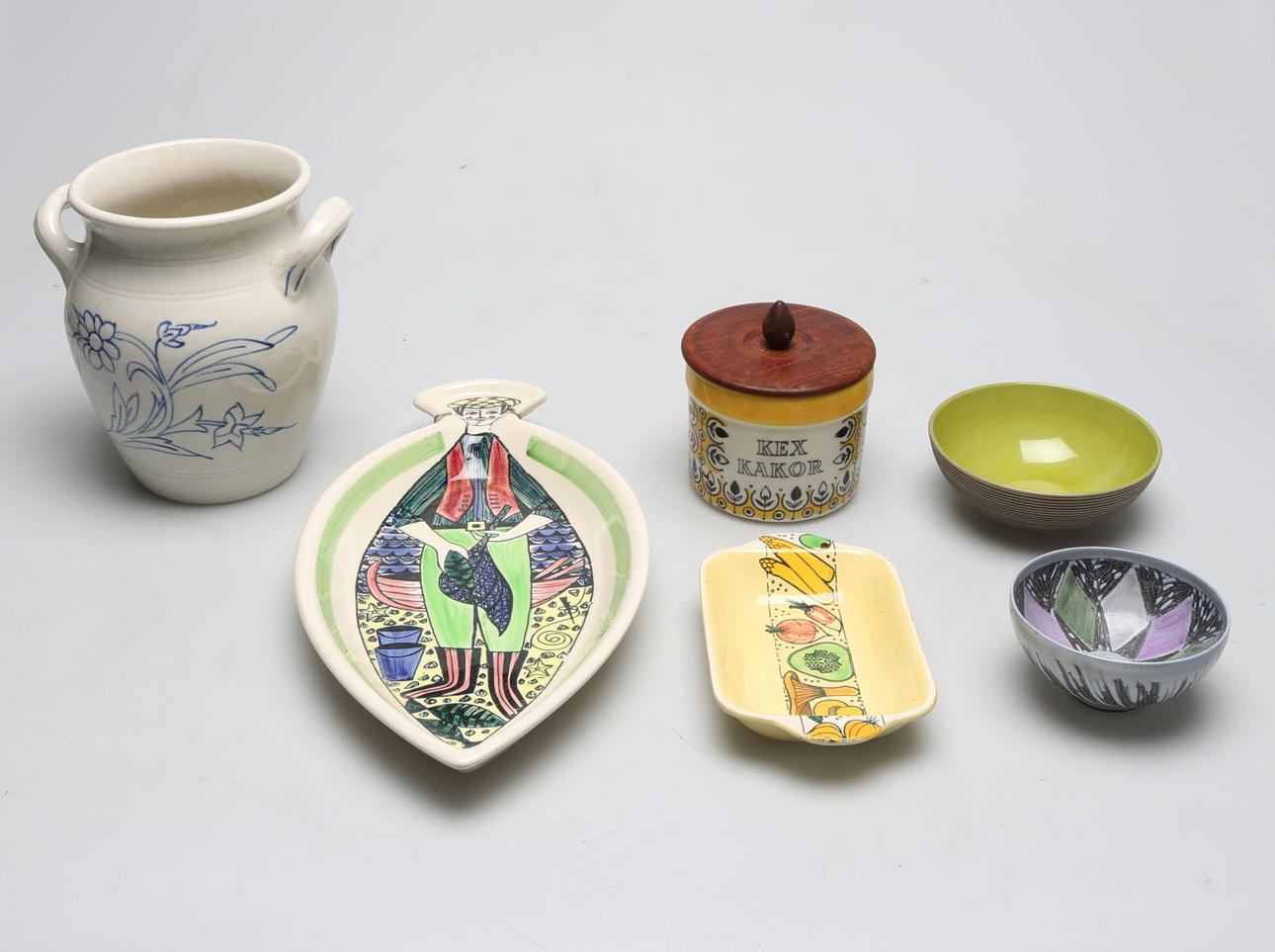 SKÅLAR samt KRUS, 6 delar, keramik, bland annat Rörstrand, JIE, Anita Nylund, 1900-talets mitt.