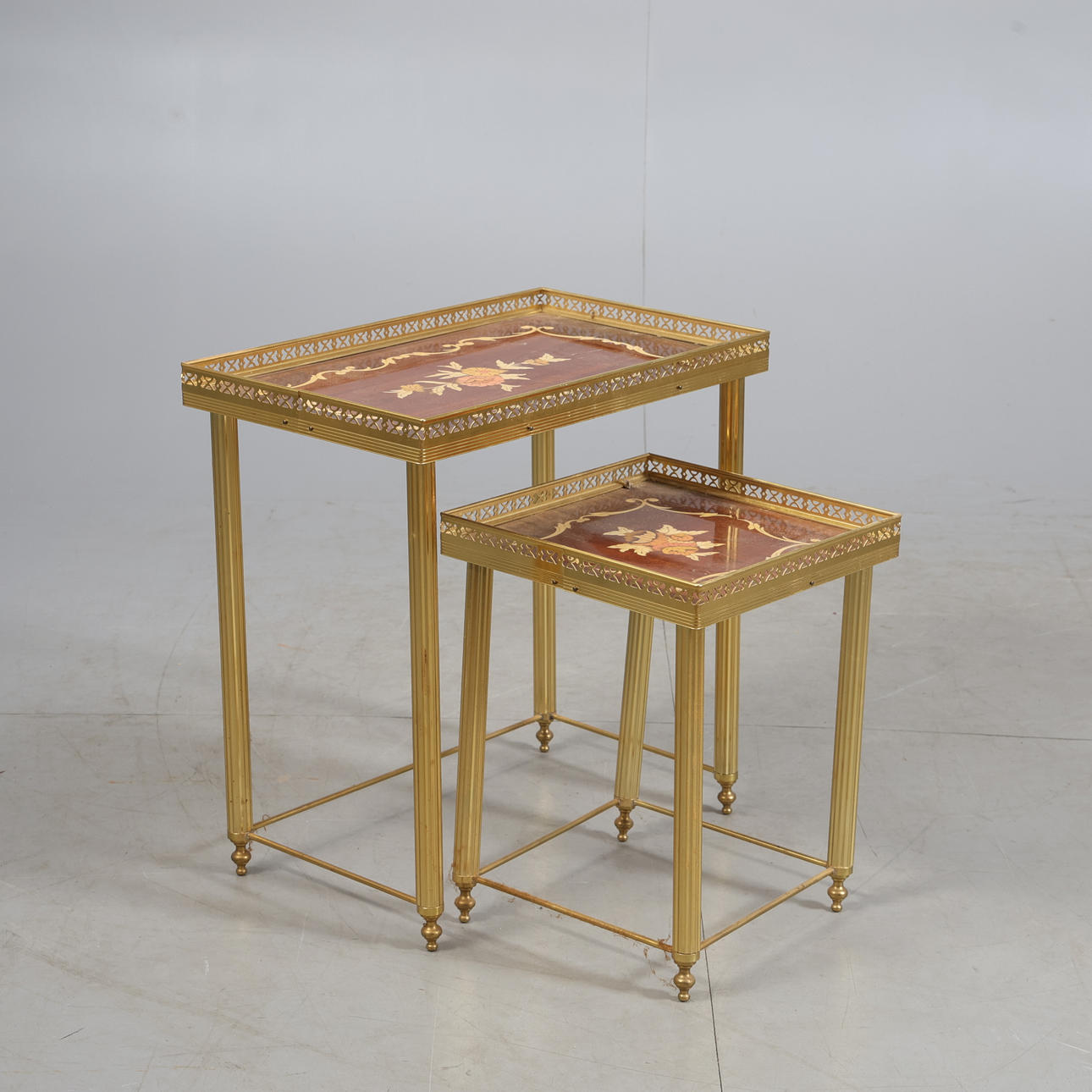 SET TABLE, decorated on disc, gilt metal.