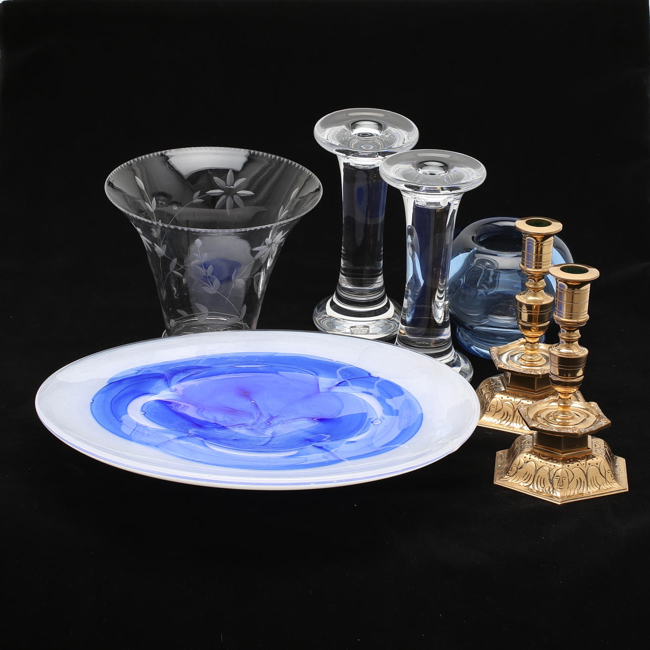 GLASFÖREMÅL, 5 st, Kosta samt LJUSSTAKAR, ett par, mässing, Ystad.