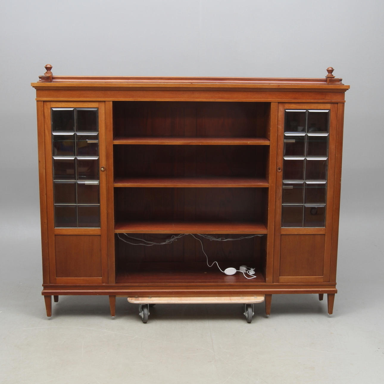 BOKHYLLA med vitrinskåp, jugend, tidigt 1900-tal.