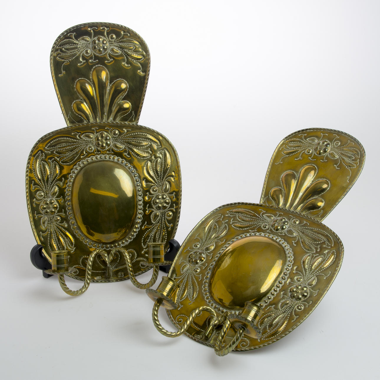 LJUSPLÅTAR, 1 par mässing, W. Bratt, Jönköping, barockstil.