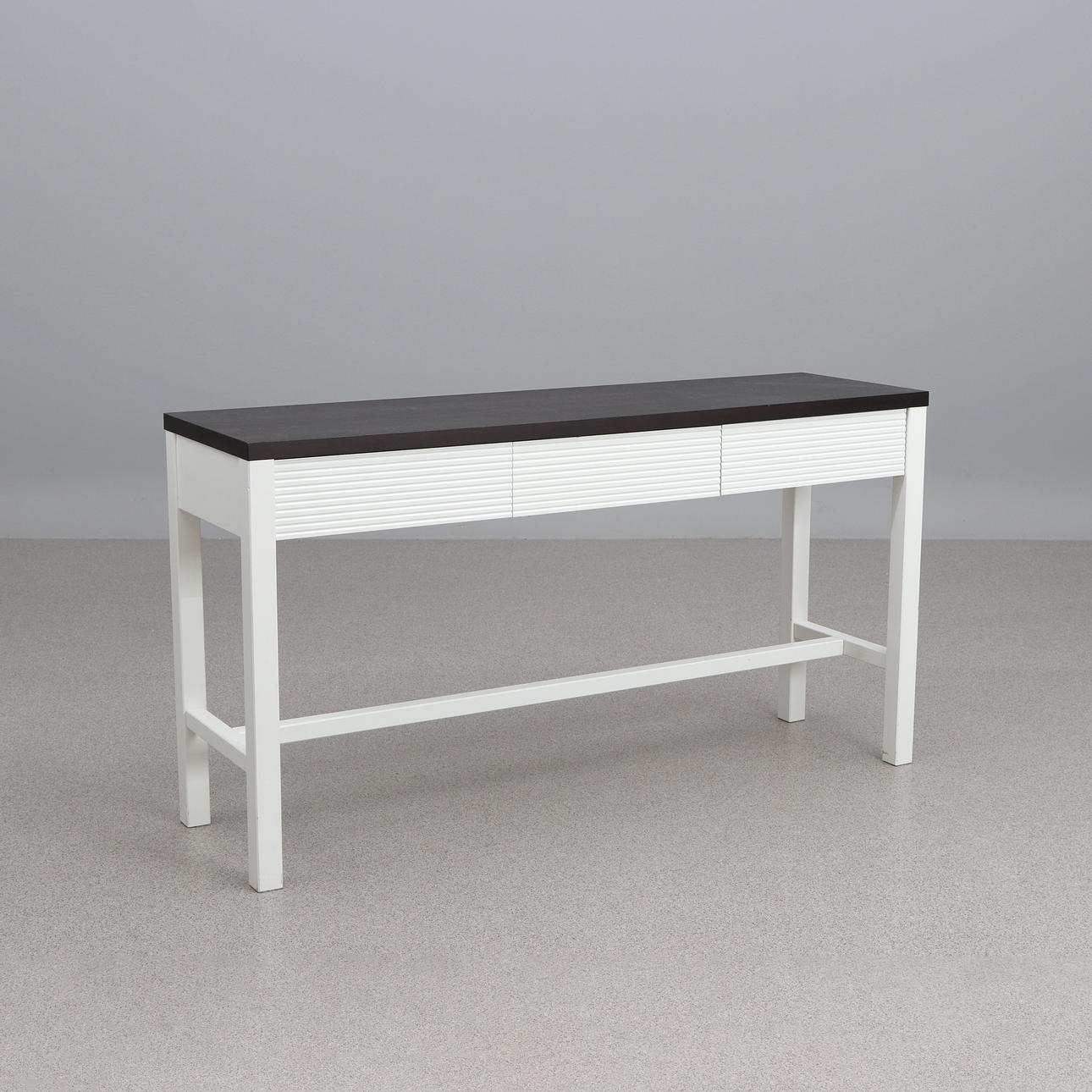 SIDOBORD. Lackerat trä. Samtida tillverkning. Omärkt.