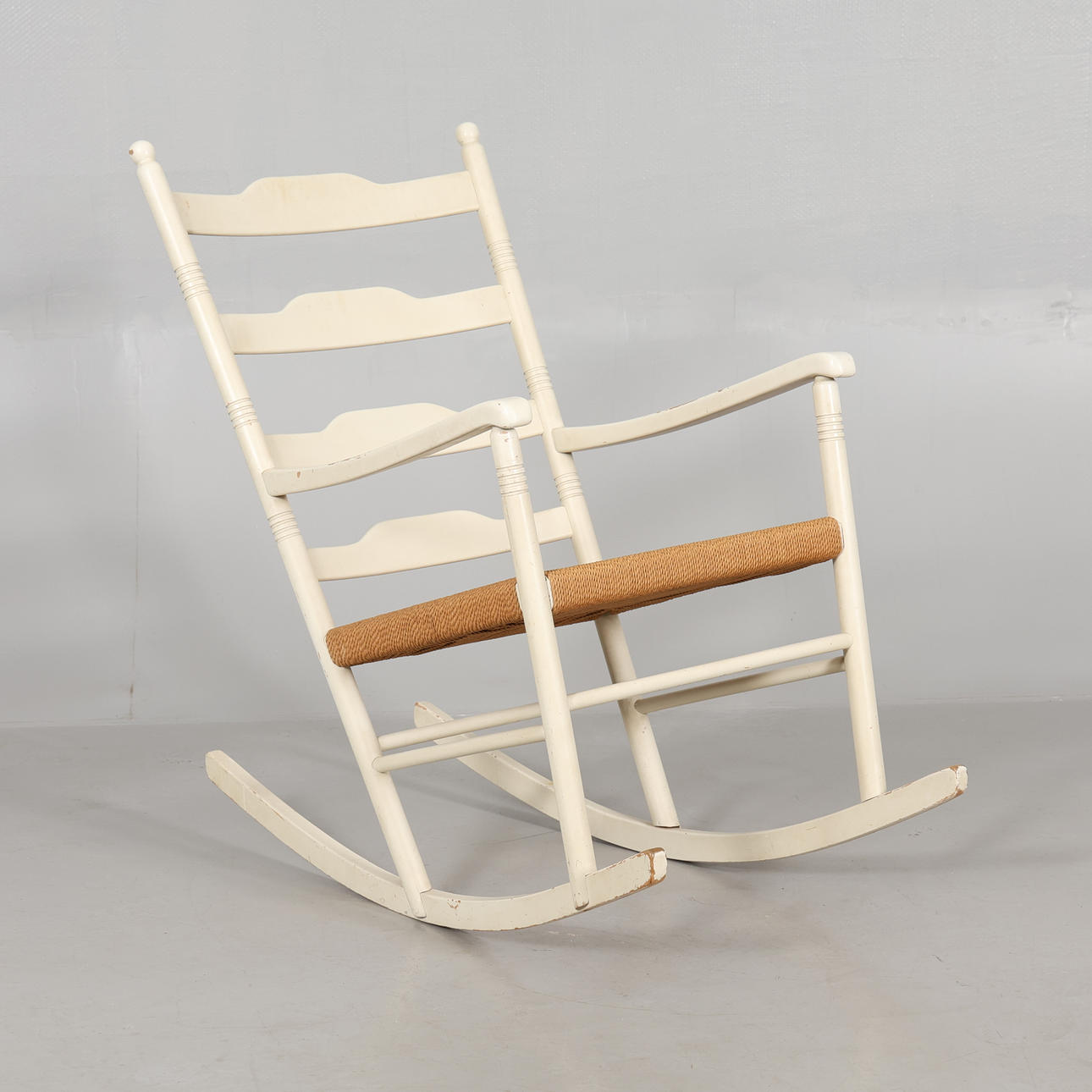 ROCKING CHAIR Braided seat.