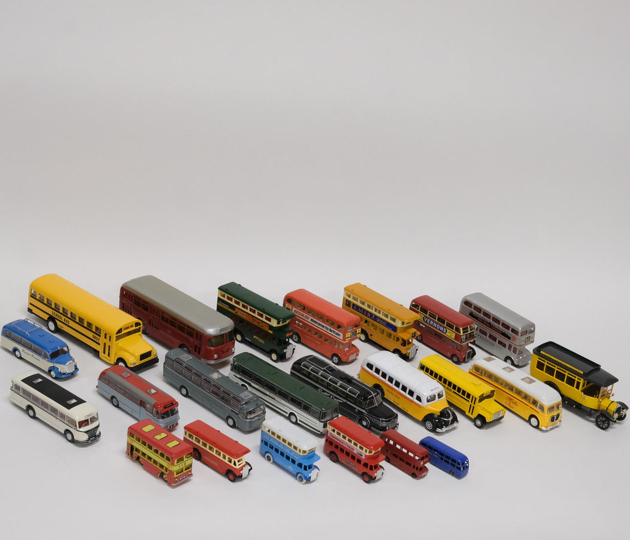 22 MODELLBILAR. BUSSAR. OLIKA SKALOR.