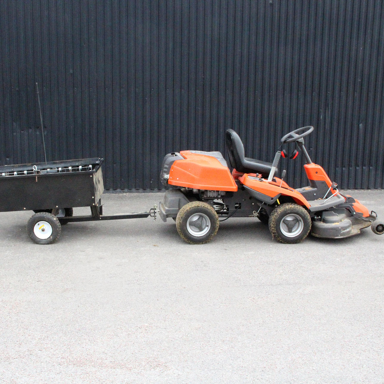 ÅKGRÄSKLIPPARE, med vagn och räffsa, år 2011.