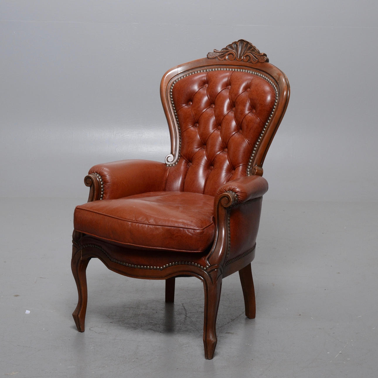 FÅTÖLJ, rokokostil, skinnklädd.