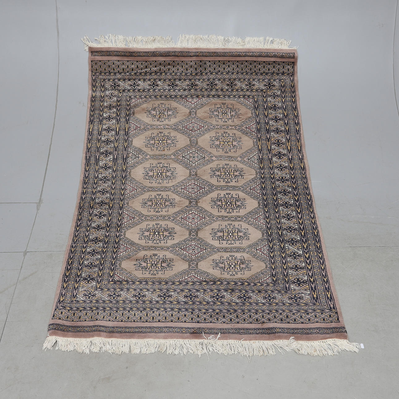 An oriental rug. Approx. 176x125 cm.