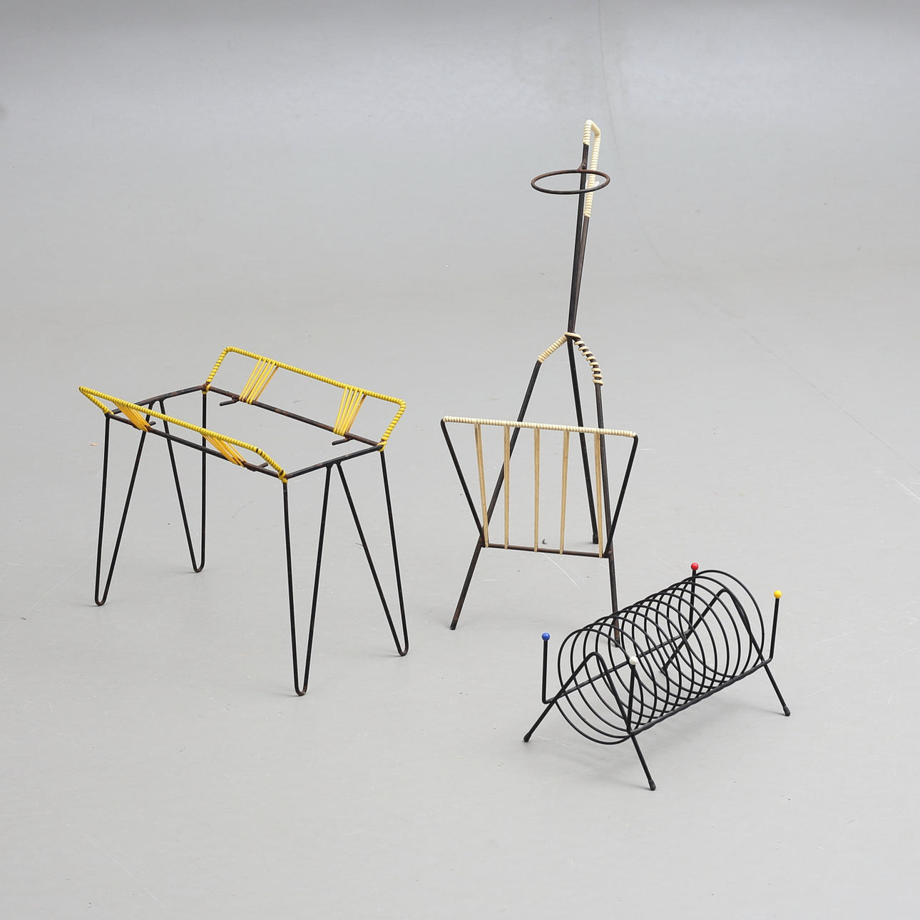 STRINGFÖREMÅL, 3 st, omkring 1900-talets mitt.