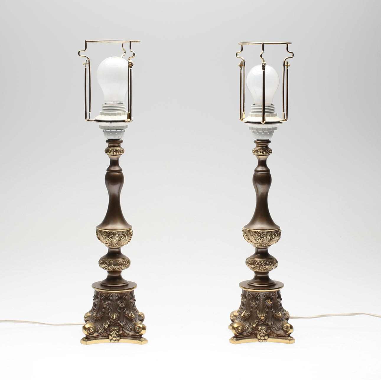 BORDSLAMPOR, 1 par, mässing, rokokostil, RAF, 1900-talets andra hälft.