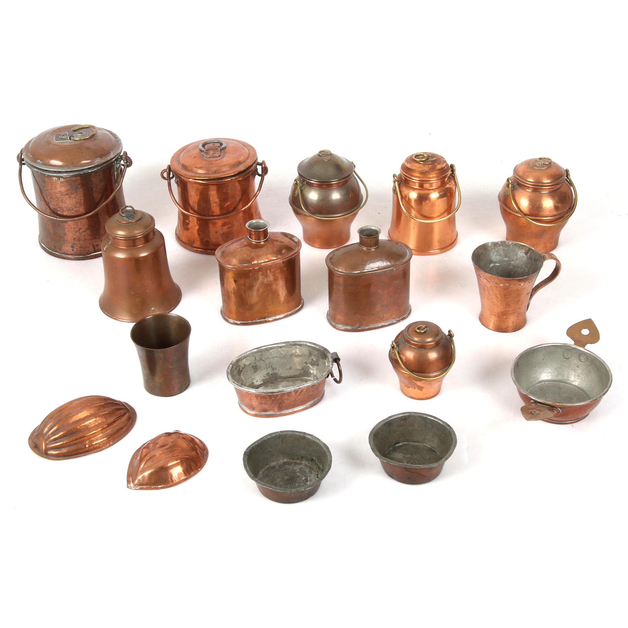 BRUKSFÖREMÅL, 16 delar, koppar. 1800-tal.