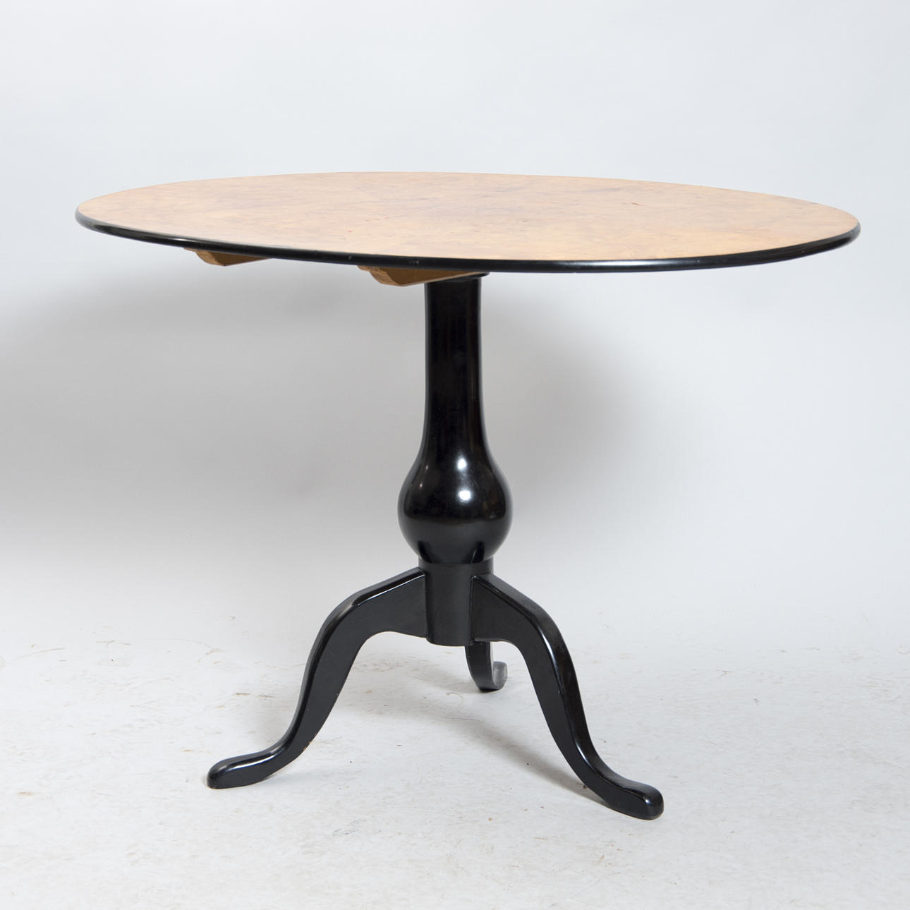 BORD, alrot med svartmålad fot, 1800-tal.