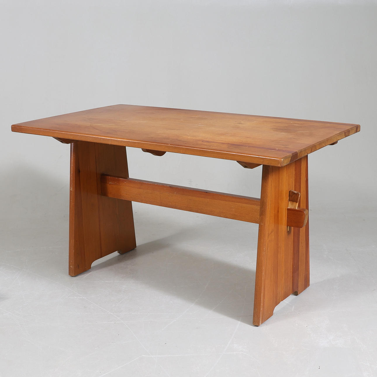 GÖRAN MALMVALL. Dining table with an insert top, pine, mid 20th century.