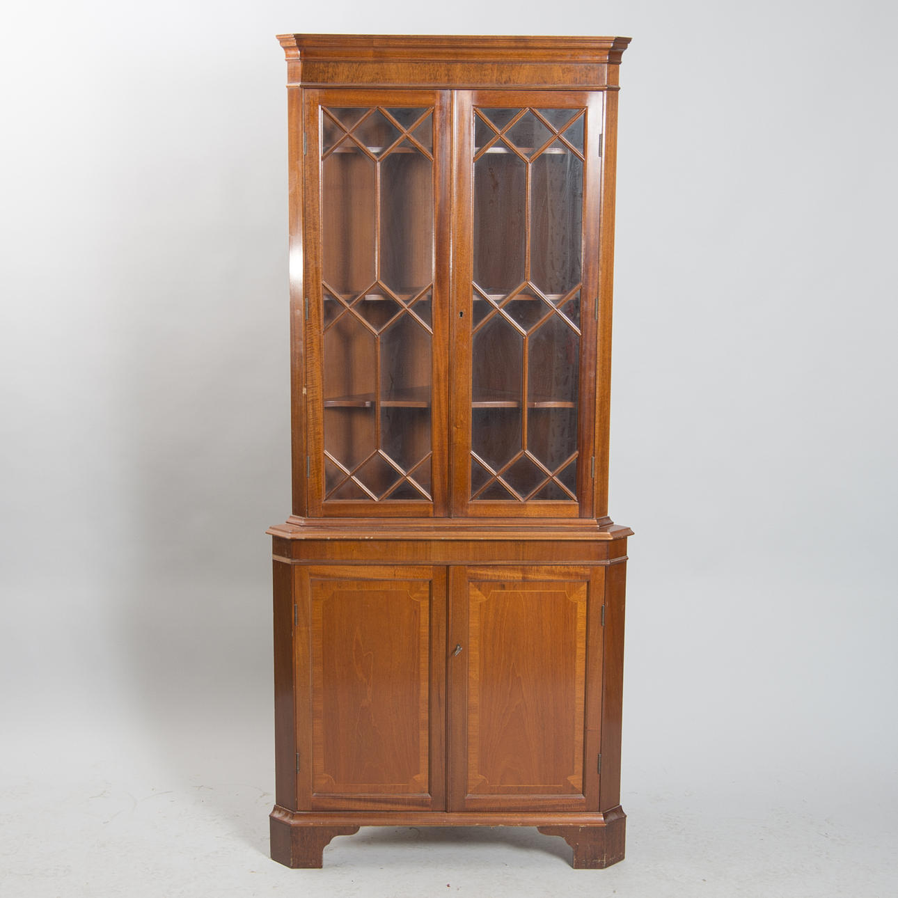 HÖRNSKÅP MED VITRINDEL, mahogny, engelsk stil, sent 1900-tal.