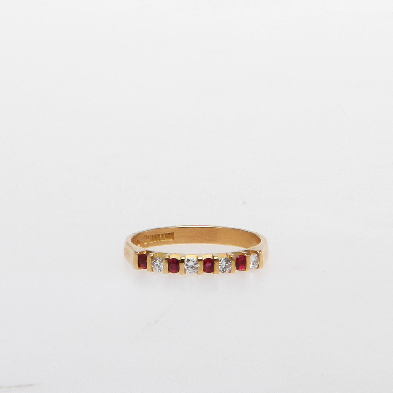 RING, 18K rödguld med rubiner, ca 0,19 ct samt diamanter, total ca 0,14 ct. Vikt 2,7 g.