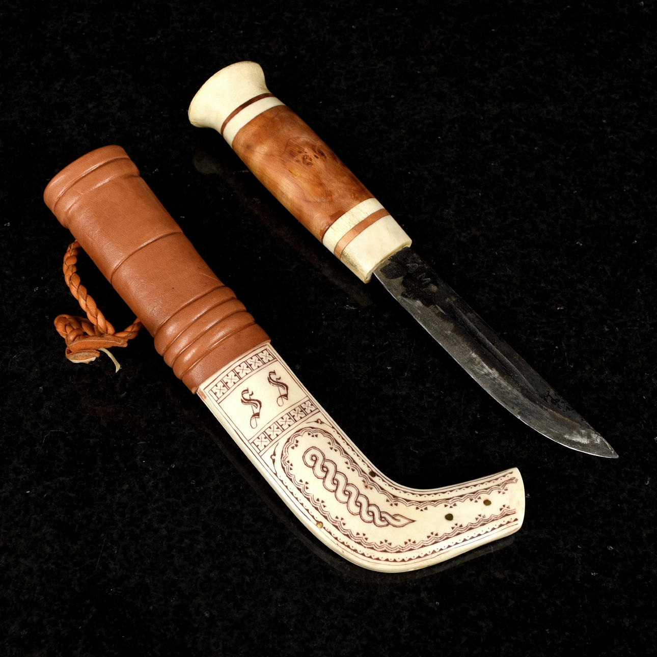 OIDENTIFIERAD KONSTNÄR. Half horn knife, signed.