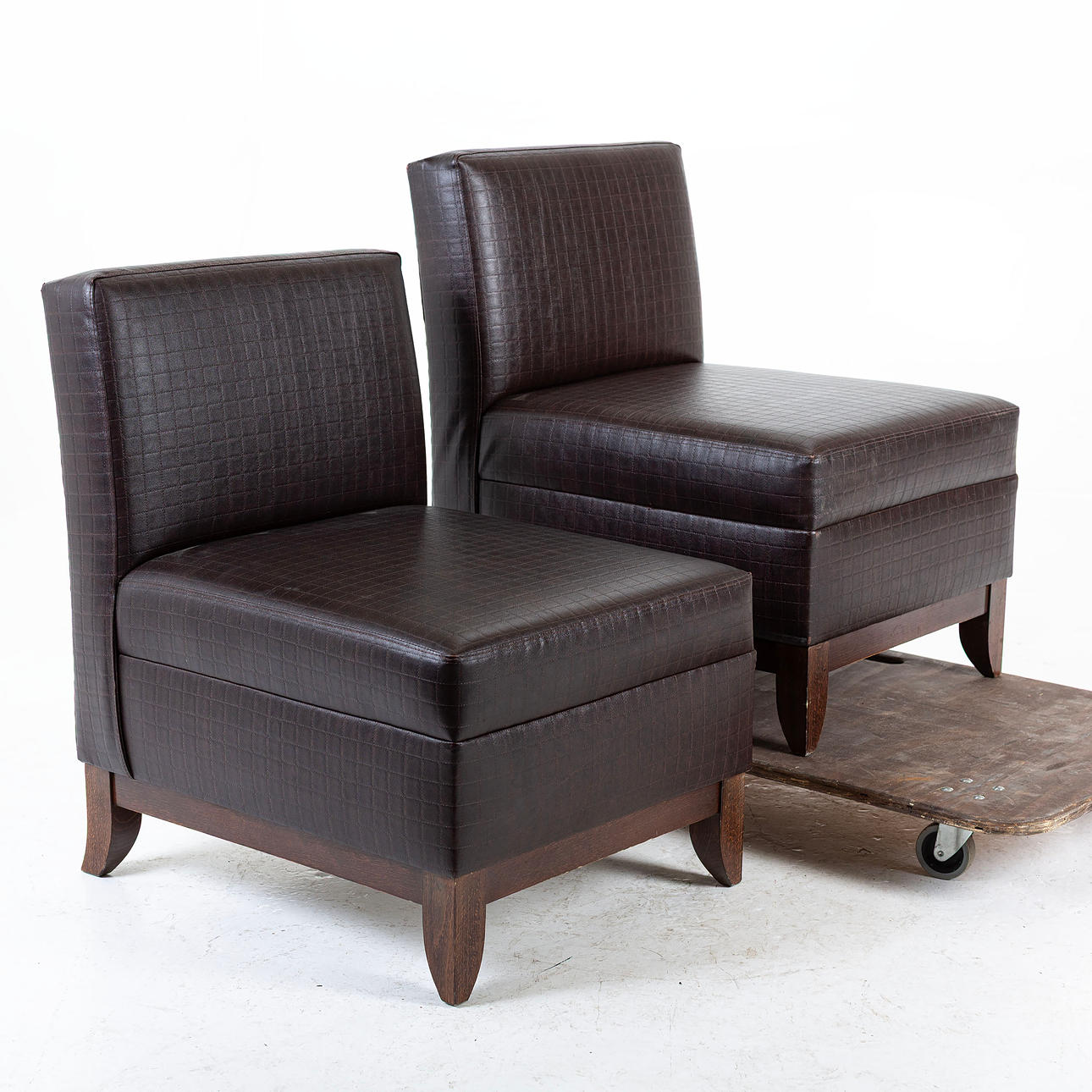 FÅTÖLJER, ett par, samtida tillverkning.