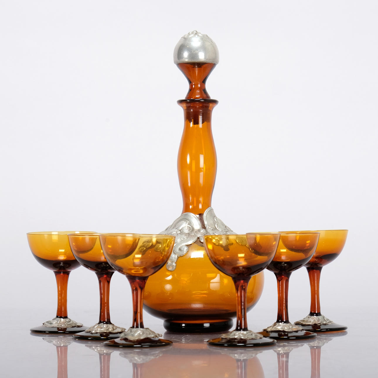 GLASS TABLEWARE, 7 pieces.