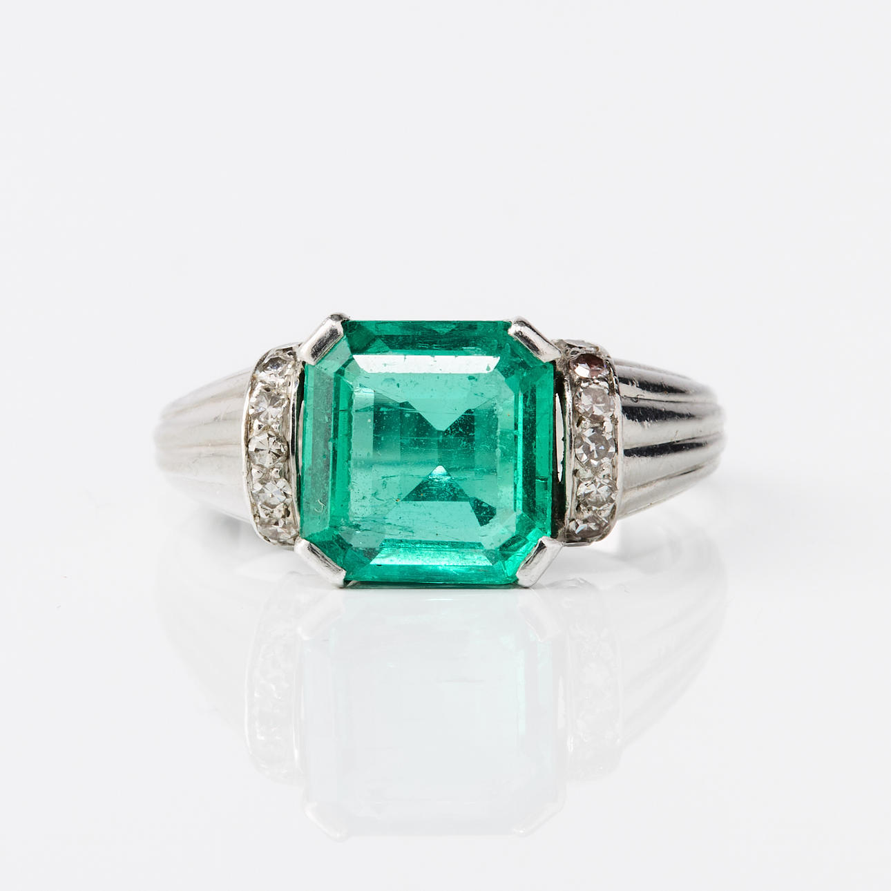 W.A. BOLIN. Ring, platina med en smaragd och diamanter, Art Déco ...
