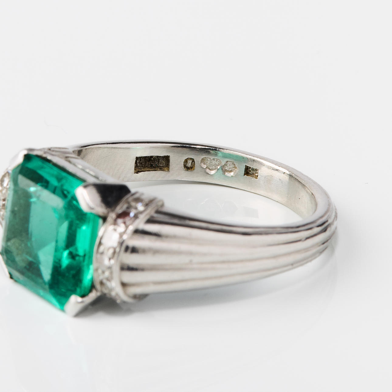 W.A. BOLIN. Ring, platina med en smaragd och diamanter, Art Déco ...