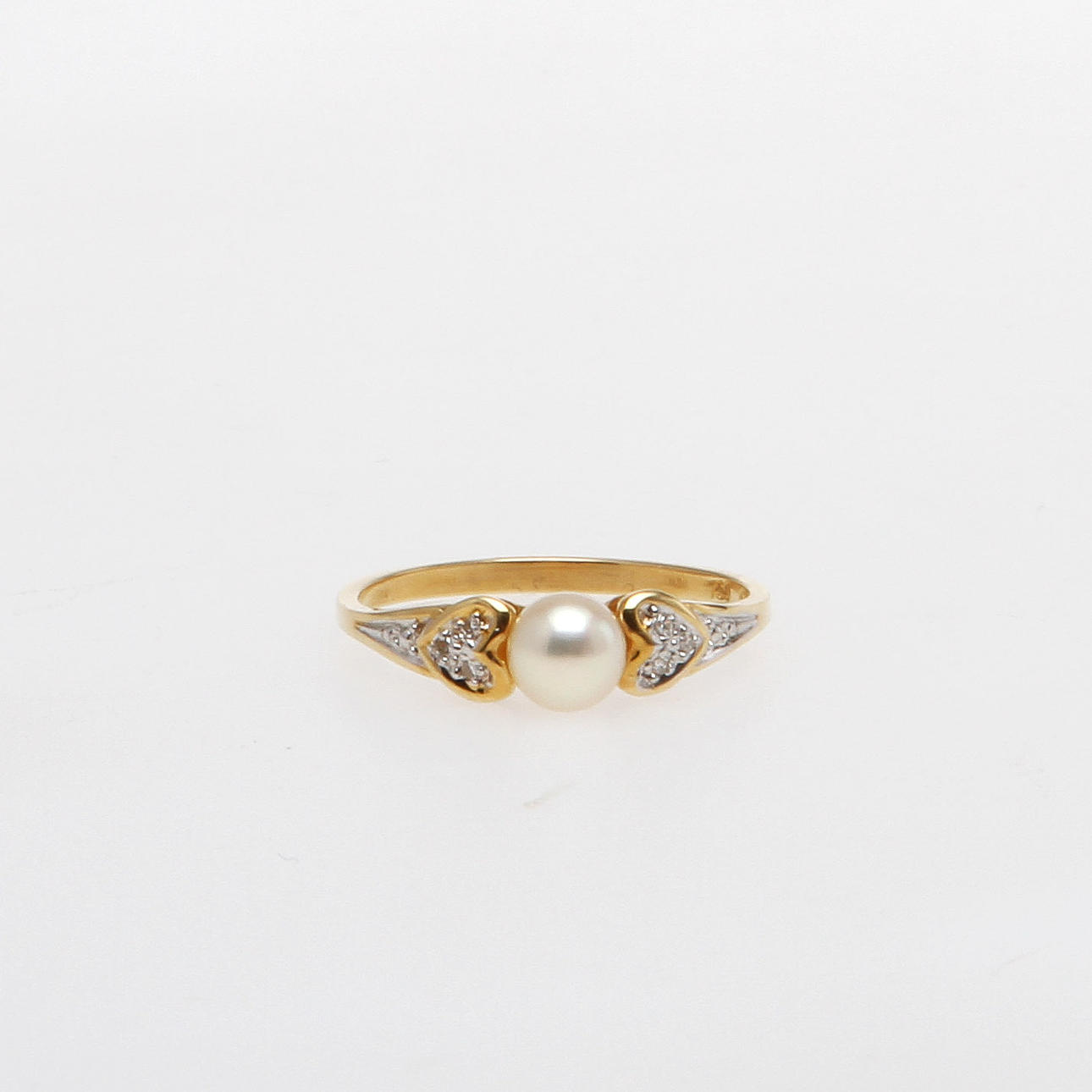 RING, 18K rödguld med pärla samt diamanter, totalt ca 0,03 ct. Vikt 2,5 g.