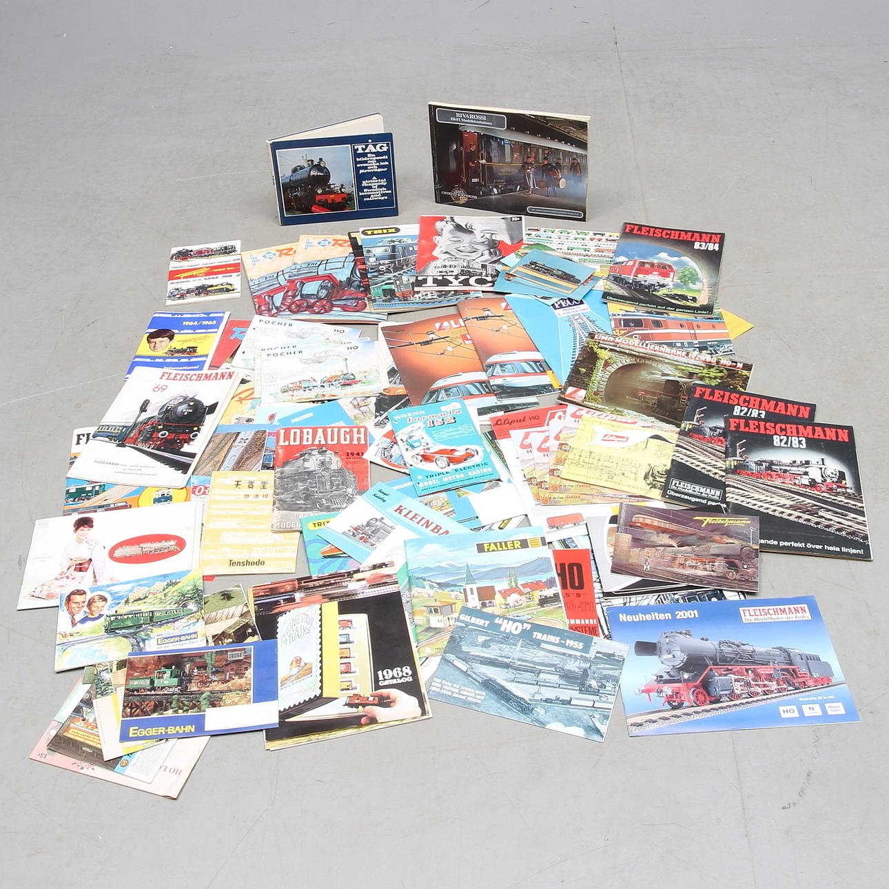 MODELLTÅG Kataloger och instruktion, Fleischm,ann, Liliput, Trix express. Roco, Wiking, Pocher, Rokal med flera. Minst 60 stycken.