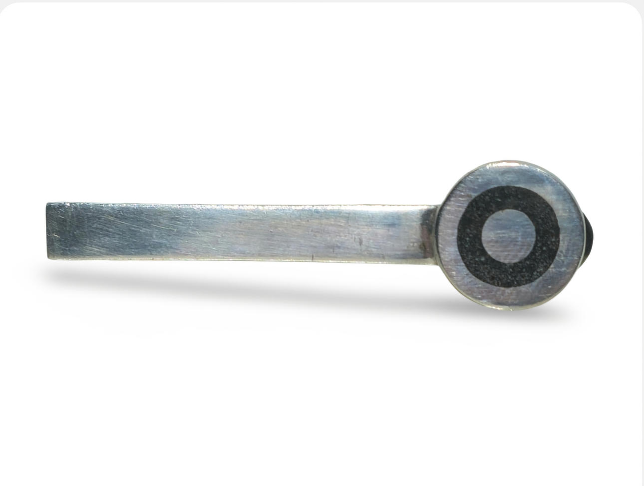 PUIG DORIA. Slipsnål i silver med ebenholtsdetalj.