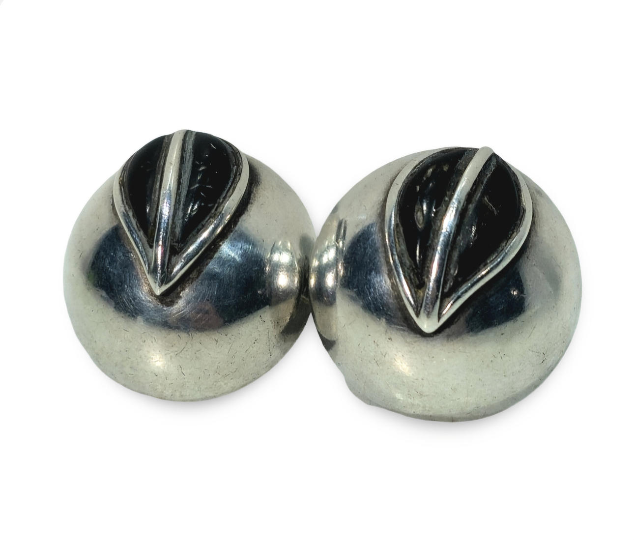 PUIG DORIA. Örhängen i silver med ebenholts.