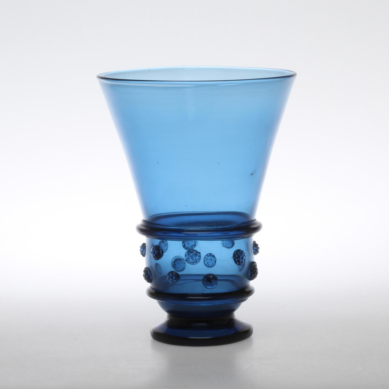 VAS, glas, möjligen Edvin Ollers, omärkt. 1900-talets första hälft.