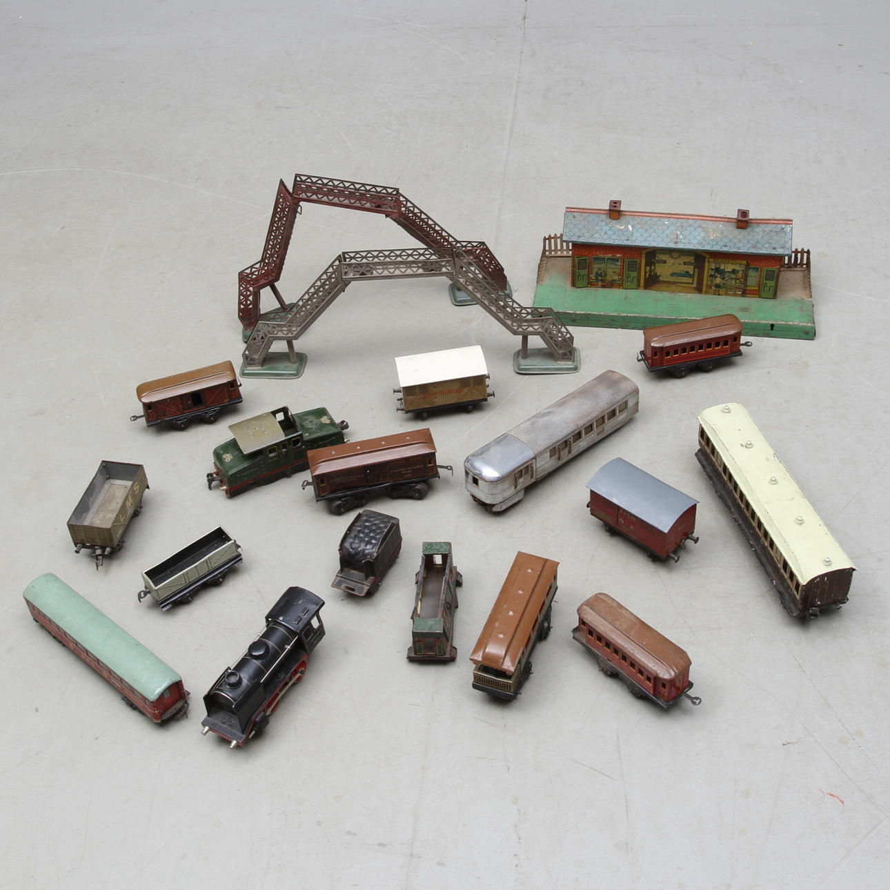 MÄRKLIN ånglok R890 samt vagnar olika tillverkare och byggnader. Allt skala 0.