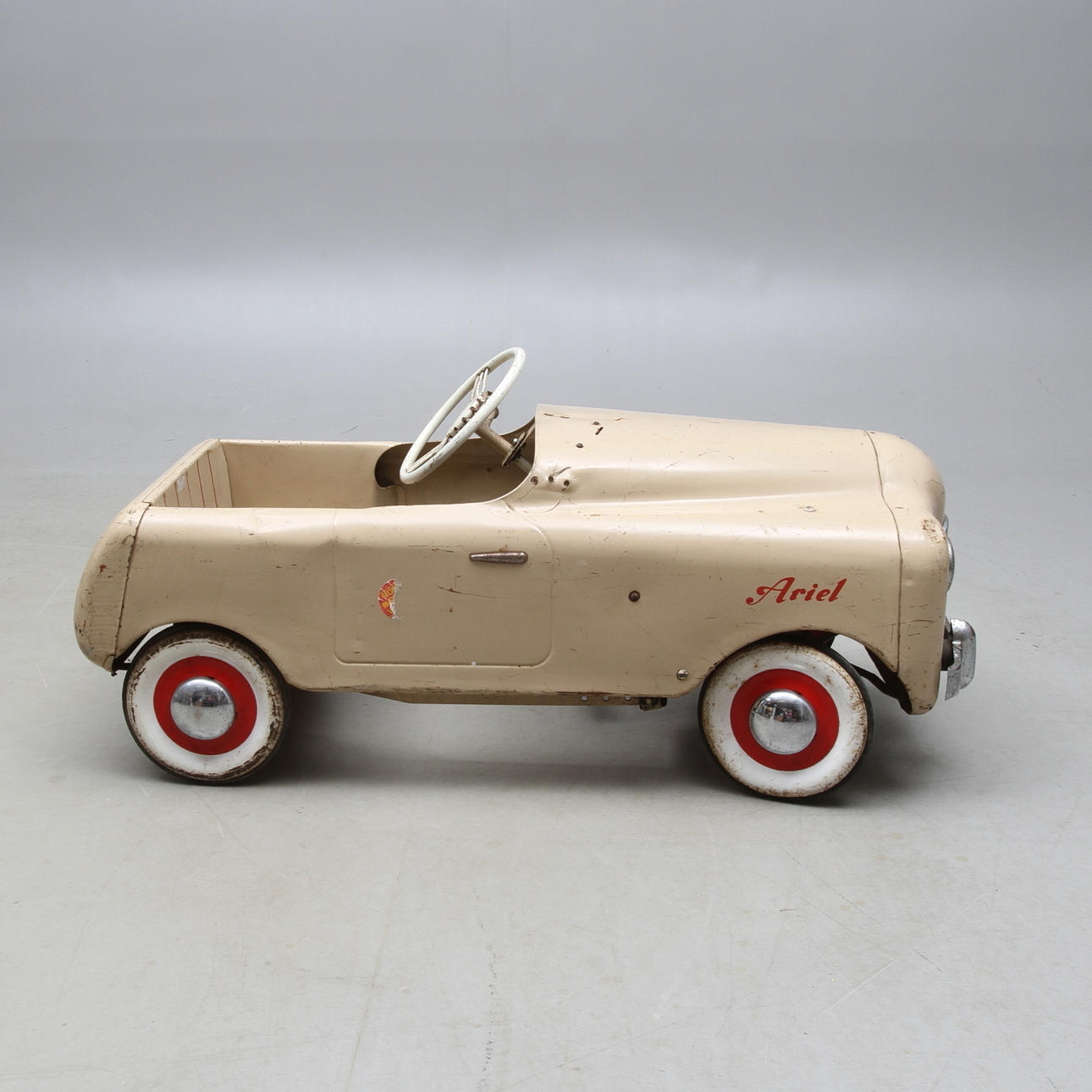 TRIANG trampbil i plåt. 1950-tal märkt Ariel.