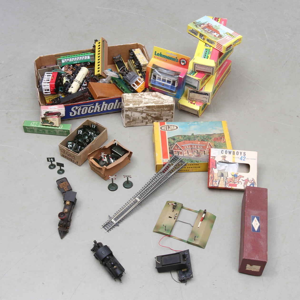 MODELLTÅG olika tillverkare. Ånglok Takara i originalkartong, ånglok Pocher, 4 SCHICHT personvagnar samt diverse vagnar och tillbehör.