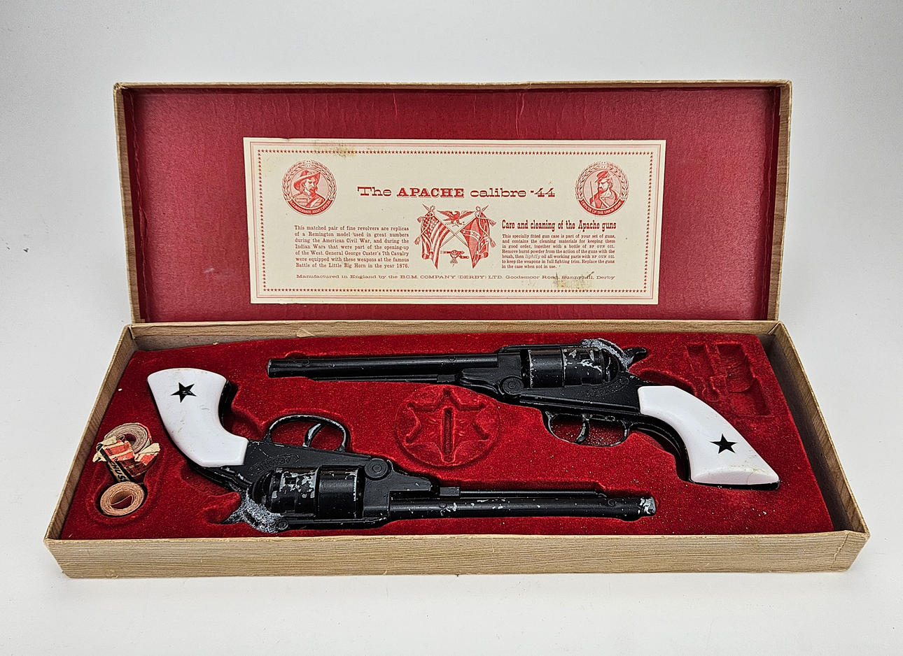 LEKSAKSREVOLVRAR, ett par, The Apache caliber 44, Outlaw guns, BCM ...