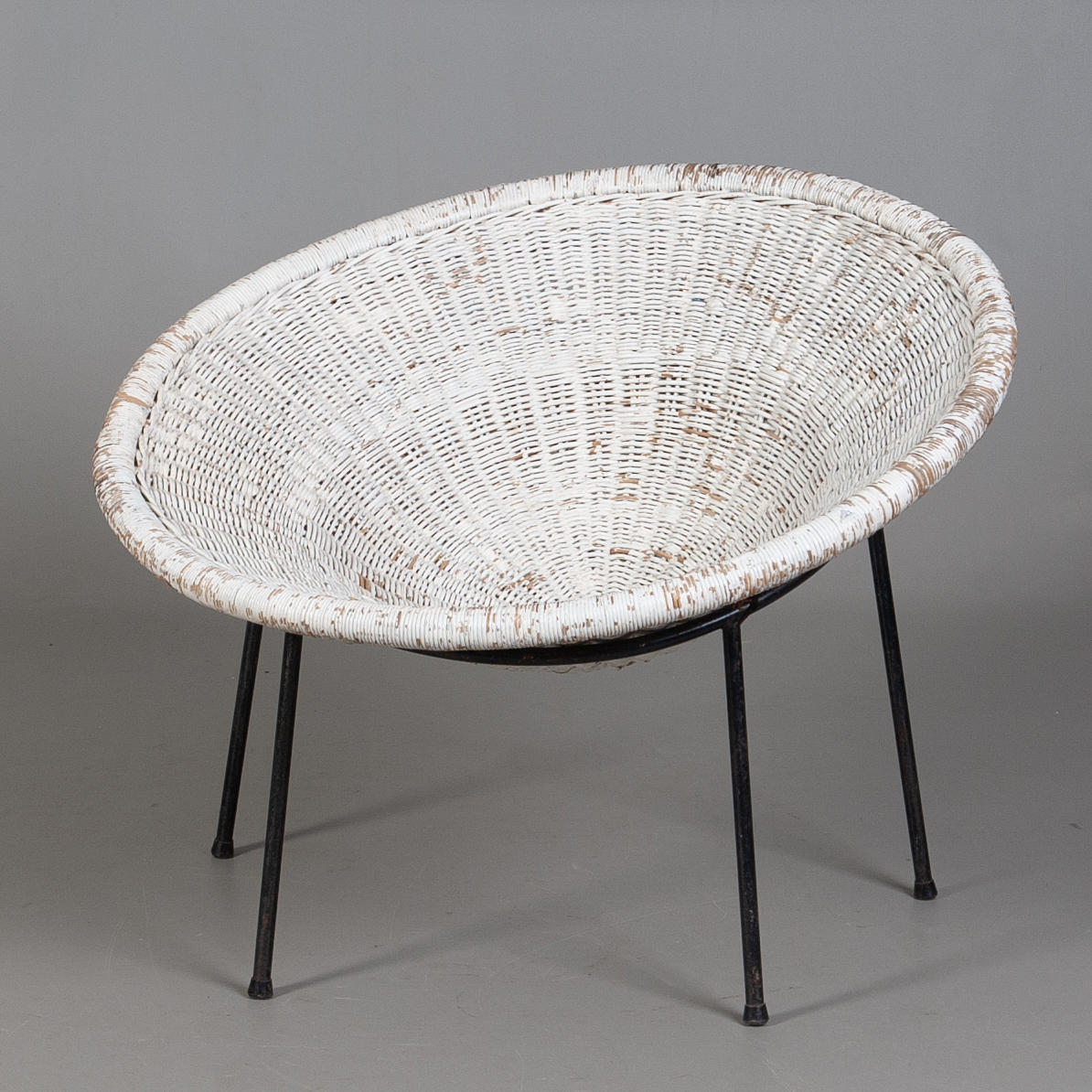 FÅTÖLJ, rotting, benställning i järn.