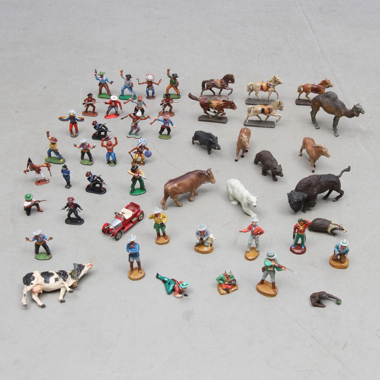 ELASTOLIN, HOPF, LINEOL med flera. Westernfigurer och djur. Cirka 40 stycken.