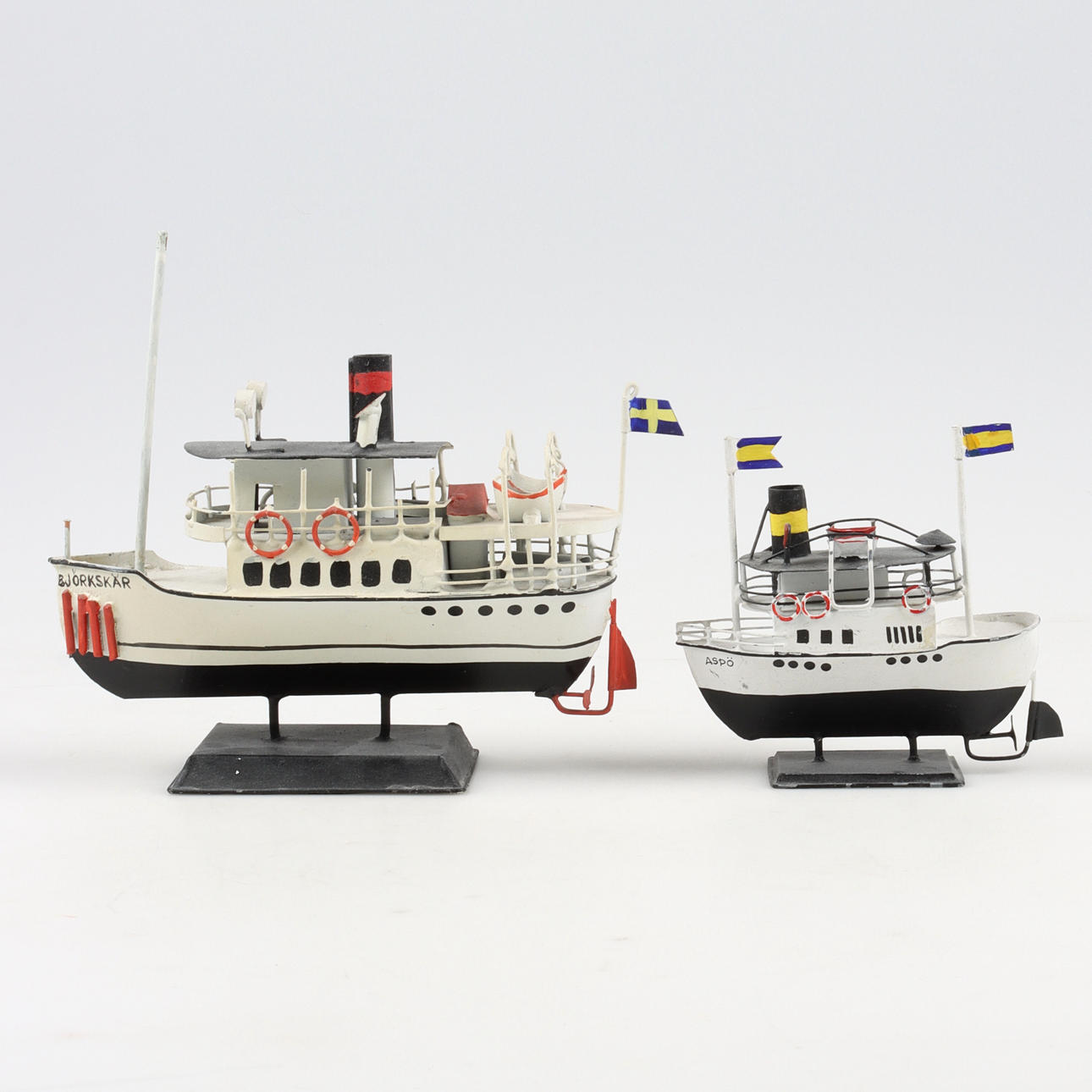 MODELLBÅTAR, 2 st, Skärgårdsbåtar, bemålad plåt, 19/2000-tal.