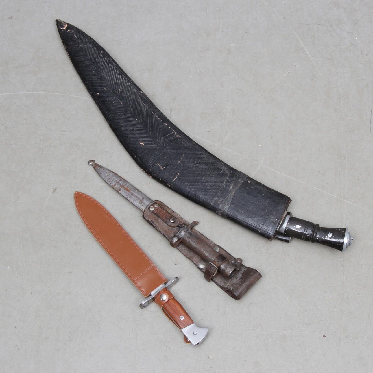 BAJONETTER, 2 st, samt GURKHAKNIV, 1900/2000-tal.