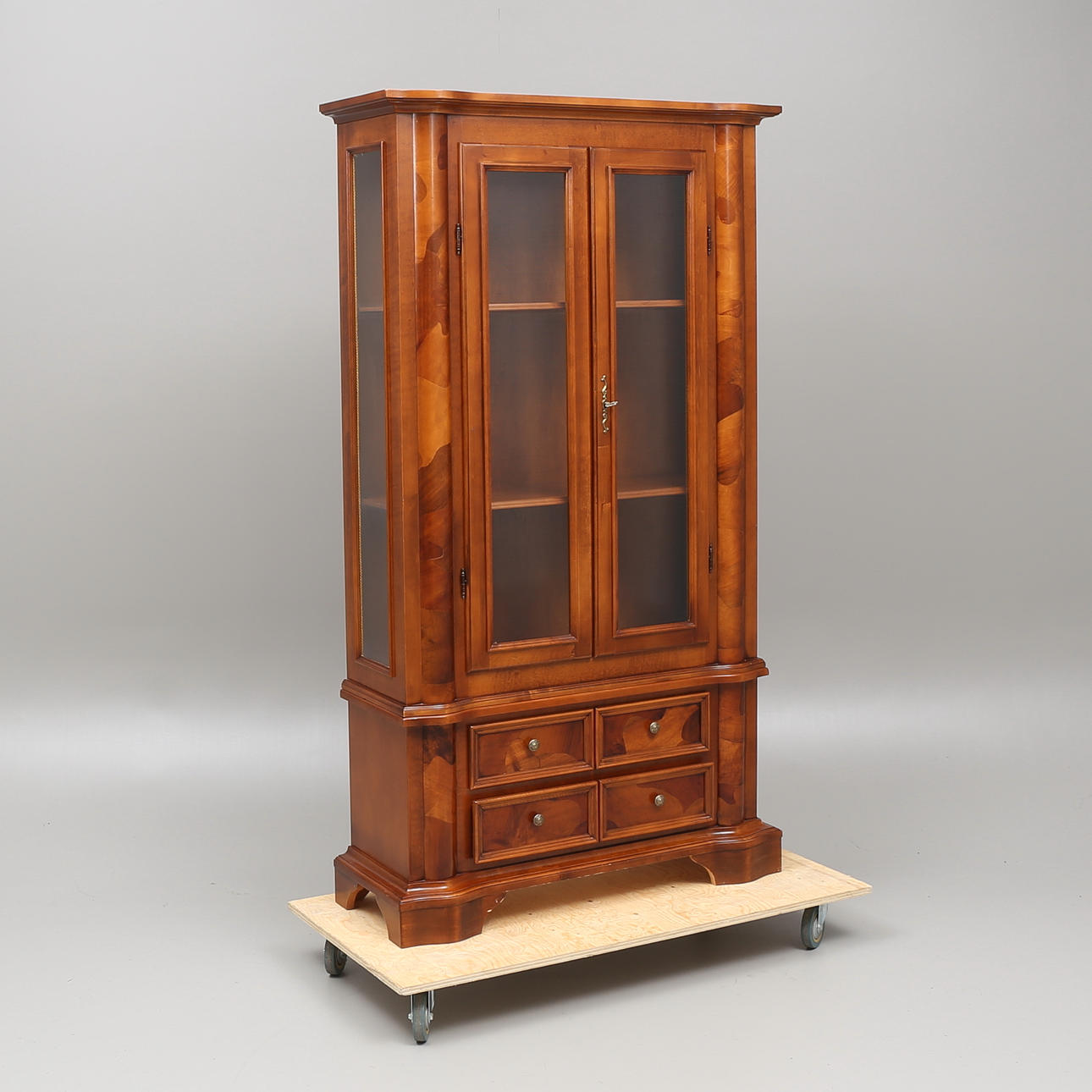 VITRINSKÅP, 1900-talets andra hälft.