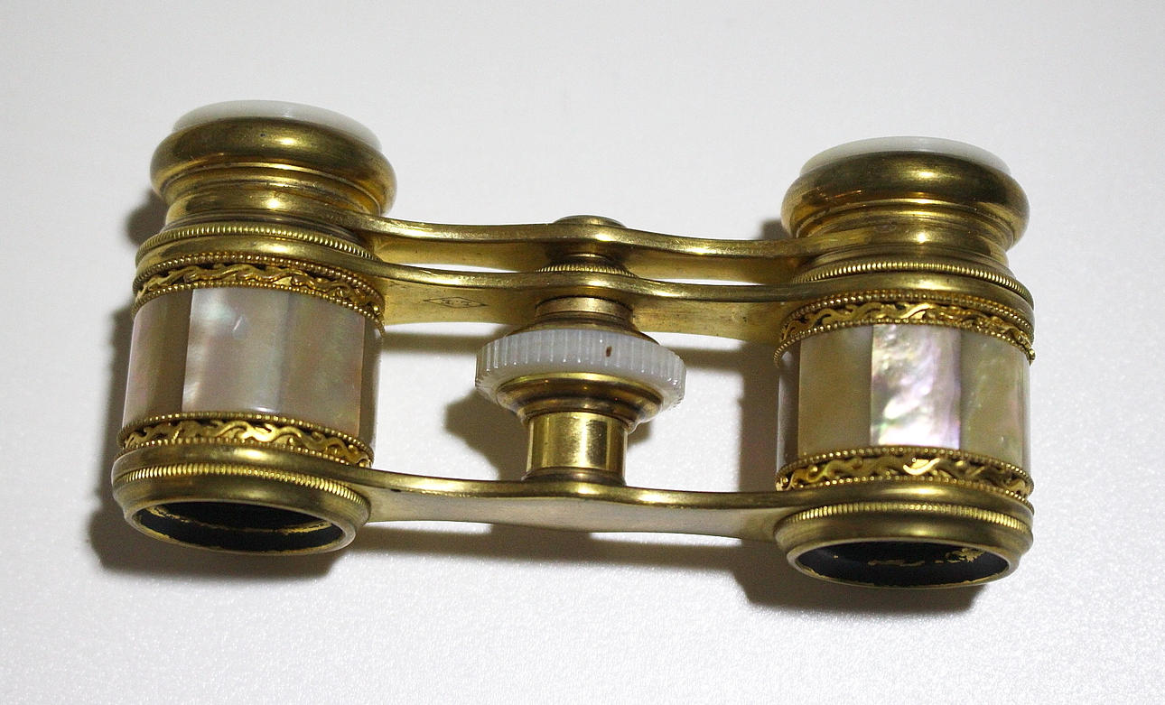 TEATERKIKARE, pärlemor och mässing.