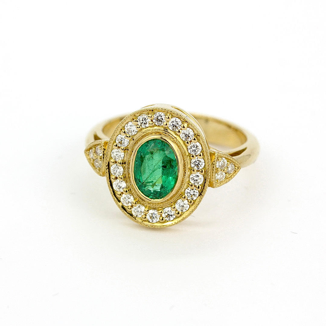 18CT GOLD RING SET WITH LARGE EMERALD (1,29CT) & DIAMONDS.