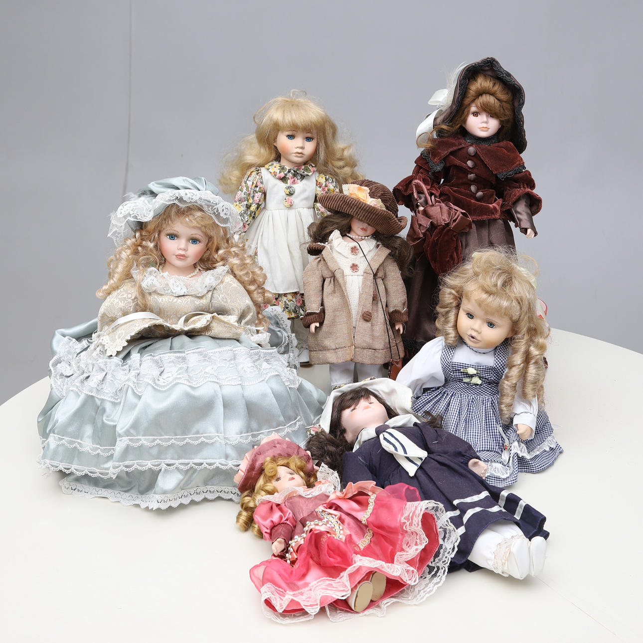 DOCKOR, 7 st, porslin och textil, 1900-talets andra hälft.