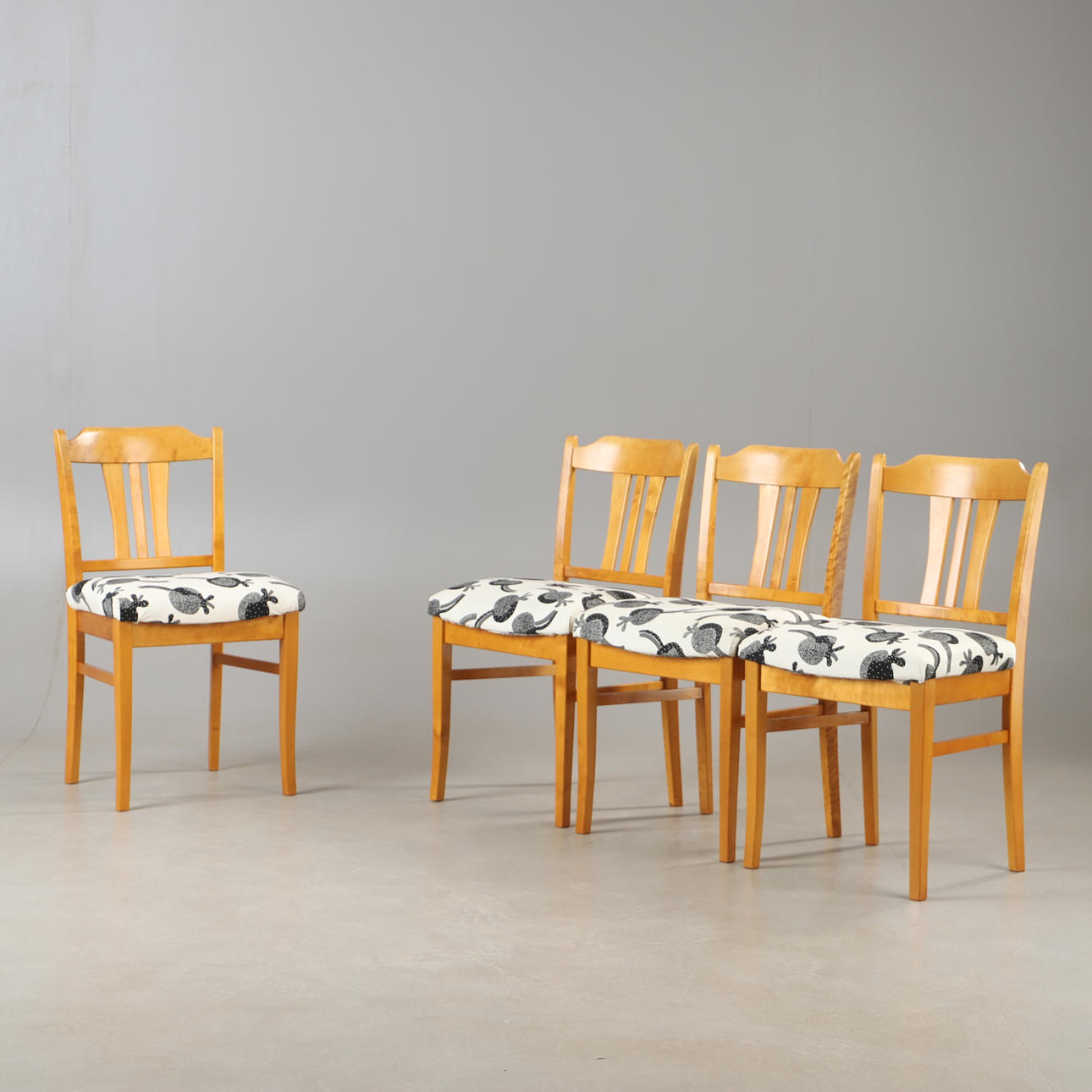 STOLAR, 4 stycken, björk, 1900-talets mitt.