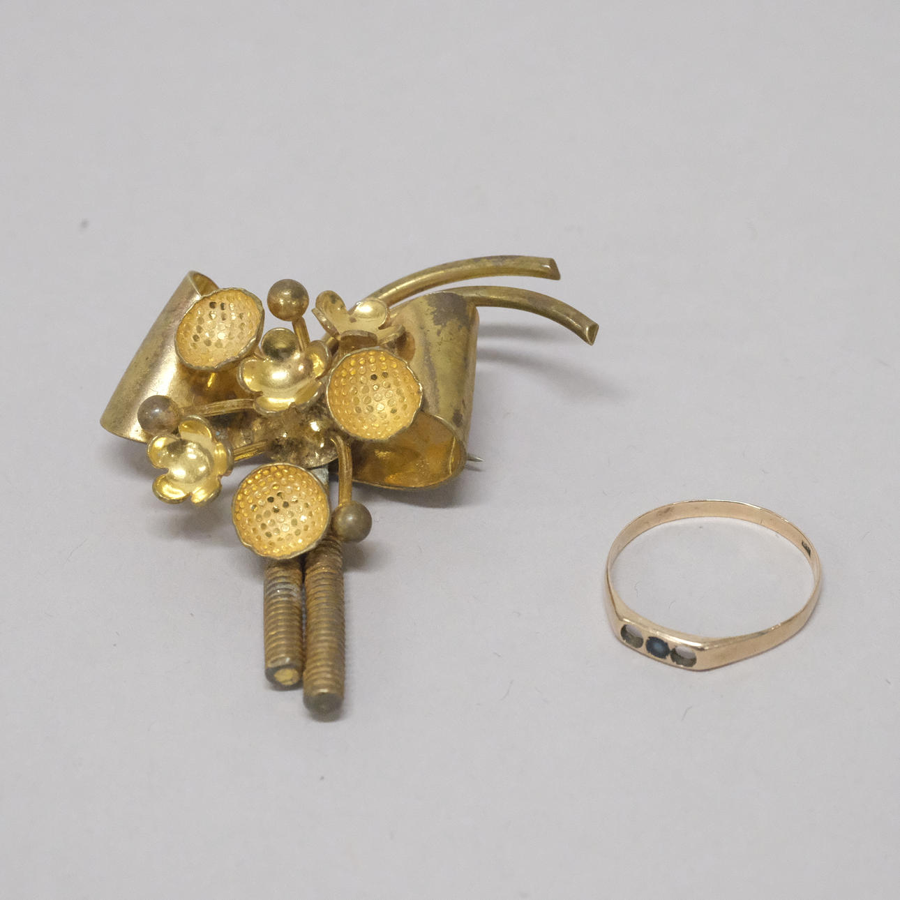 BROOCH, ASTRID WESSEL, AND RING 9K GOLD.