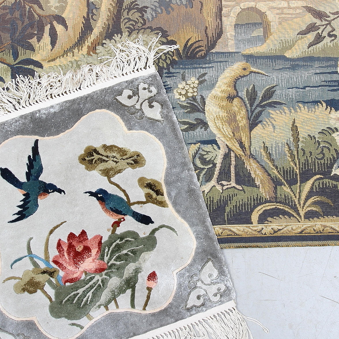 VÄGGTEXTIL, 2 st, maskintillverkade, Kina och Frankrike, 1900-tal.