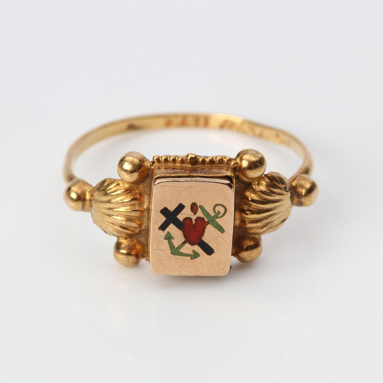 ANTIK RING MED GIFTGÖMMA. 18k guld med emaljdekor med motiv av tro ...