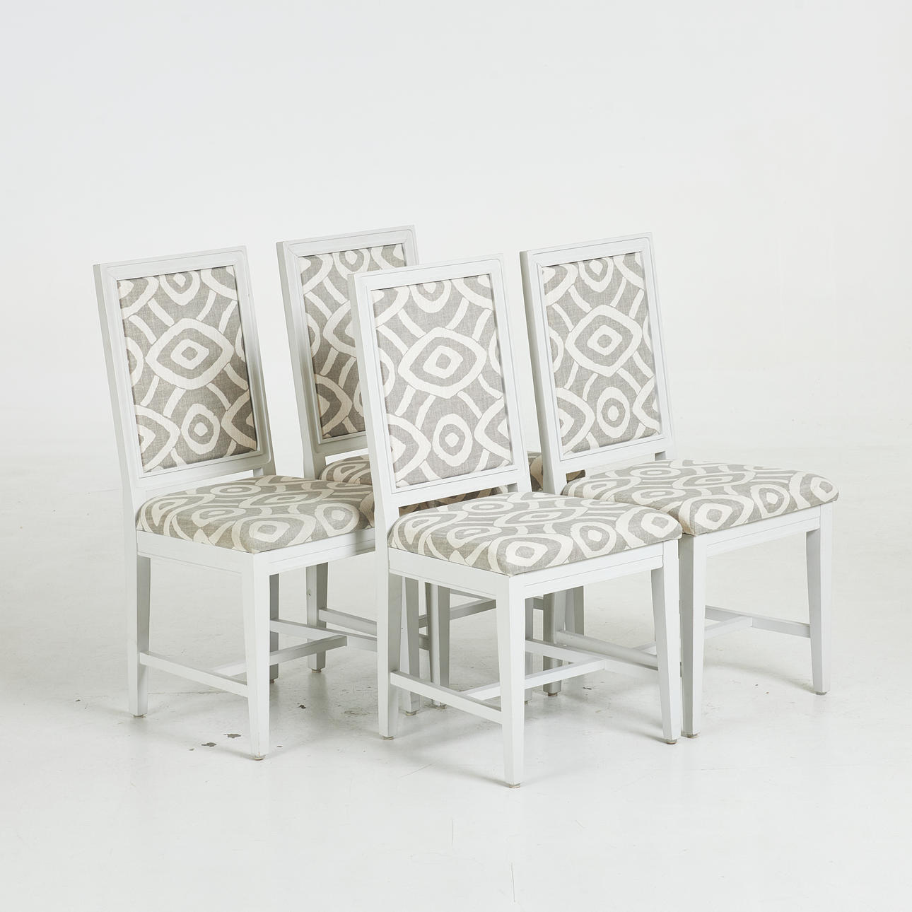 STOLAR. 4 st, Englesson, "Classic" , lackerad i vitt, textilklädel.