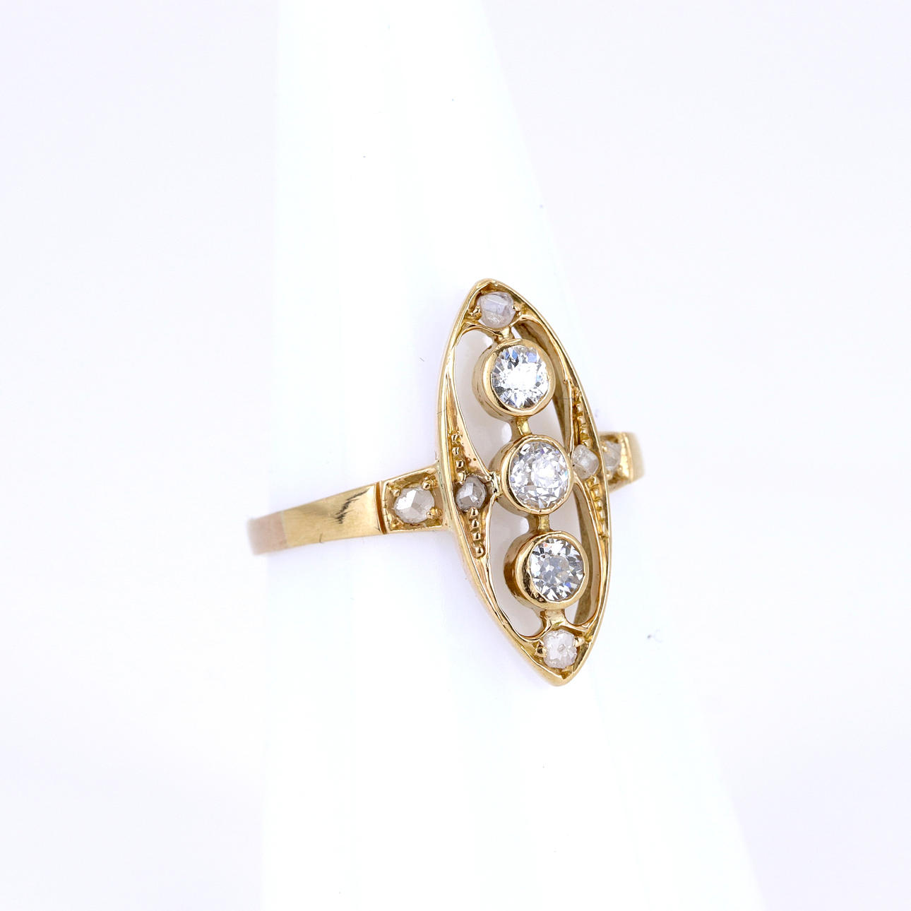 ANTIQUE 18CT GOLD DIAMOND SET RING.