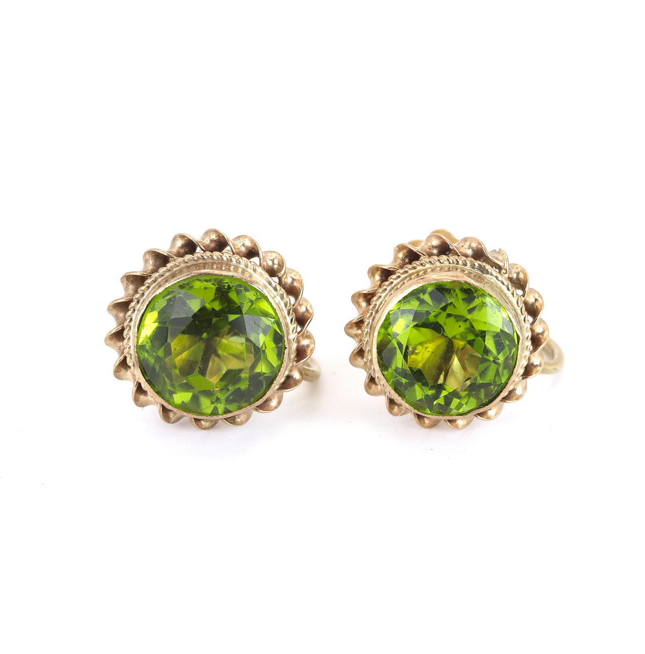 9CT YELLOW GOLD PERIDOT SET STUD EARRINGS.