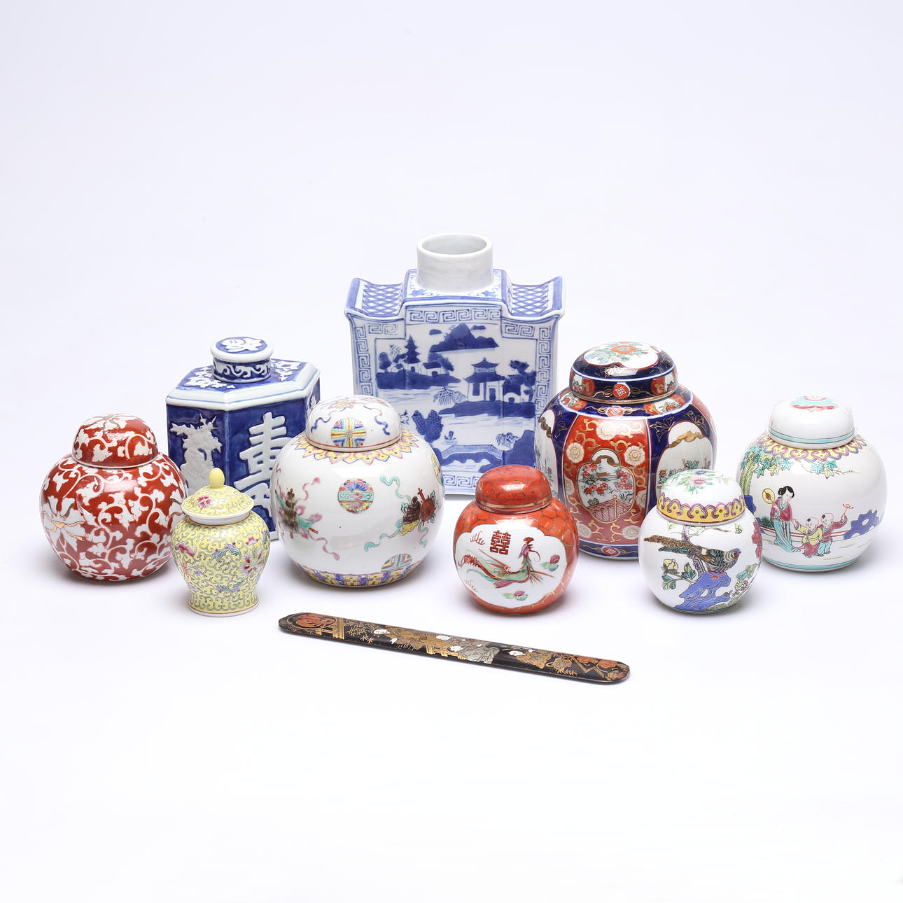 ORIENTAL OBJECTS, 10 pieces, porcelain and lacquer work.
